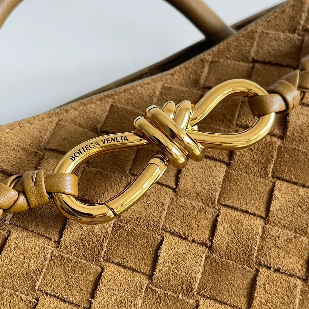 The 2023 new Andiamo batch of 1960 BV has been shipped‼ ️Really popular🔥The new Andiamo woven handbag launched by Bottega Veneta this season is really popular all over the world! ! Celebrities at home and abroad have worn it, and Oscar-winning actress Michelle Yeoh has taken it out on the street. Song Jia, Trai Yara, Yu Feihong, Sanji Ayaka, Rosie Hunting-Whiteley, Yoshioka Riho, etc. have all picked up this bag. It is classic and versatile, showing off its temperament, and the bag capacity is also large, which is very convenient for daily commuting! ! A variety of carrying methods, the shoulder straps can be adjusted by yourself, the original lambskin feels soft and delicate, and the neutral style is made to break gender boundaries and bring a more practical and longer-lasting use experience. Andiamo, which has both elegant and casual styles, perfectly interprets the true appearance of "fashionable old money style". Style number: 743568 (suede) Size: 25*22*10.5cm
